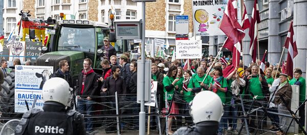 布魯塞爾歐洲區被5000余名抗議農民包圍 布魯塞爾歐洲區被5000余名抗議農民包圍 - 俄羅斯衛星通訊社