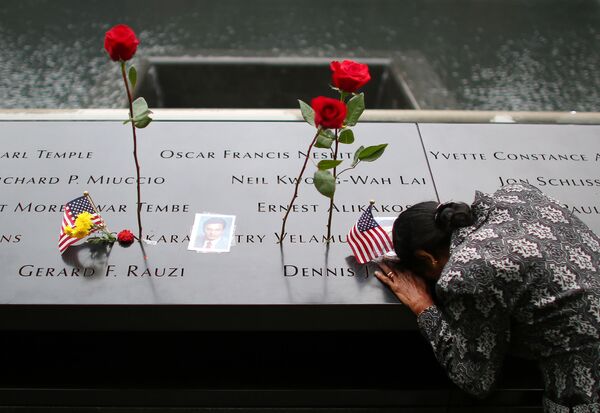 一女子在紐約“9•11”國家紀念博物館附近哀悼遇難的丈夫 - 俄羅斯衛星通訊社