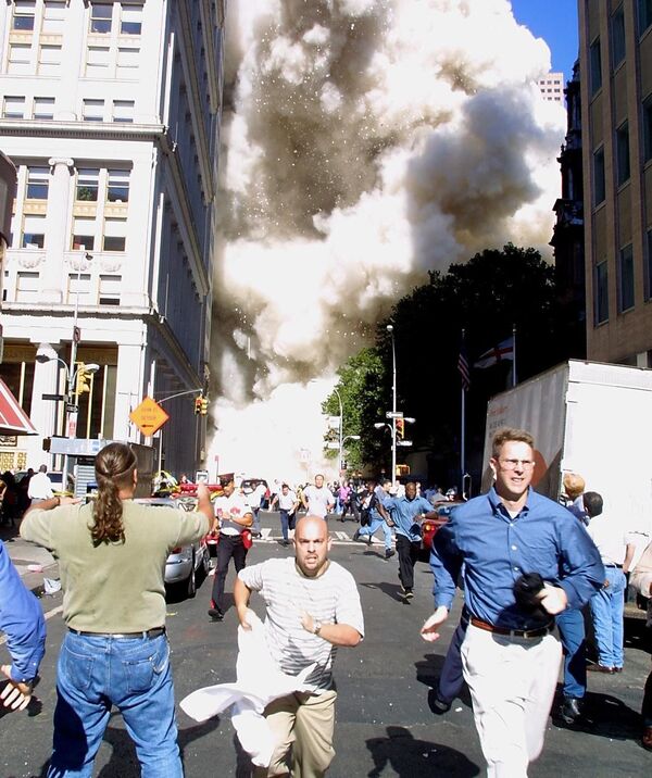 “9•11”恐怖袭击当天行人正在逃离坍塌中的世贸中心大楼 - 俄罗斯卫星通讯社