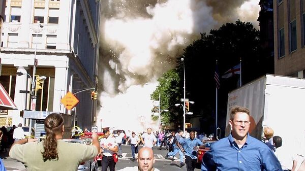Прохожие бегут от падающих башен Всемирного торгового центра в день теракта 11 сентября в Нью-Йорке - 俄羅斯衛星通訊社
