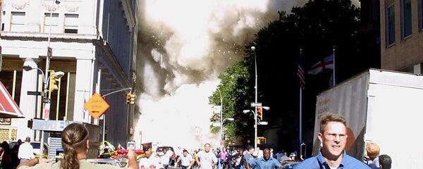 Прохожие бегут от падающих башен Всемирного торгового центра в день теракта 11 сентября в Нью-Йорке - 俄罗斯卫星通讯社