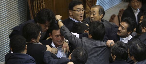 反對黨儘管強烈抵制 日議會委員會仍通過安保法案 反對黨儘管強烈抵制 日議會委員會仍通過安保法案 - 俄羅斯衛星通訊社