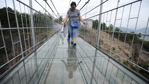 中国高空透明玻璃吊桥吓倒首批游客 - 俄罗斯卫星通讯社