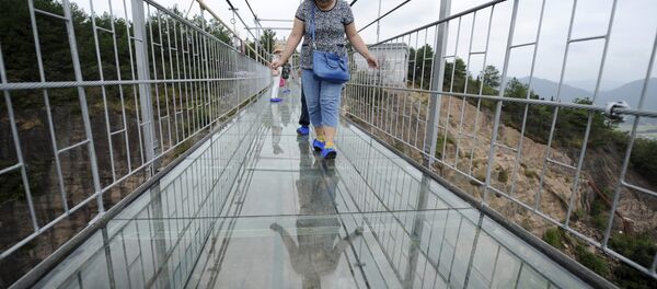 中國高空透明玻璃吊橋嚇倒首批遊客 - 俄羅斯衛星通訊社