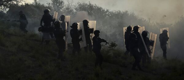 墨西哥為紀念失蹤學生的遊行發生騷亂 - 俄羅斯衛星通訊社