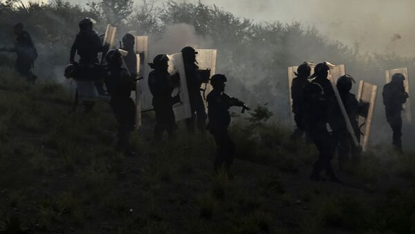 墨西哥为纪念失踪学生的游行发生骚乱 - 俄罗斯卫星通讯社