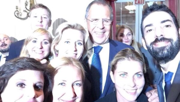 俄外長與RT電視台記者自拍 - 俄羅斯衛星通訊社