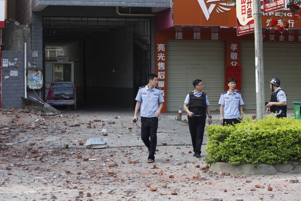 中國南部廣西壯族自治區柳城縣居民樓爆炸現場的偵察人員 - 俄羅斯衛星通訊社