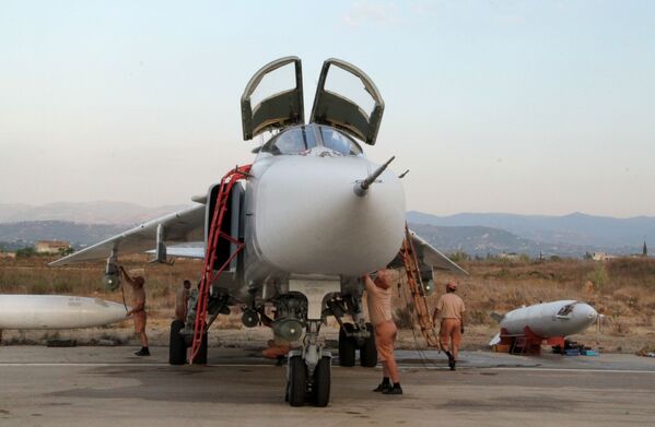 技術人員在維護在敘利亞“Hmeymim”機場的俄羅斯飛機 - 俄羅斯衛星通訊社