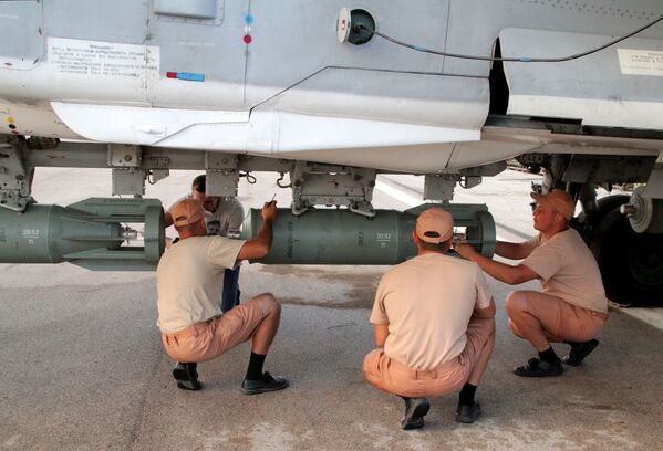 技術人員在維護在敘利亞“Hmeymim”機場的俄羅斯飛機 - 俄羅斯衛星通訊社