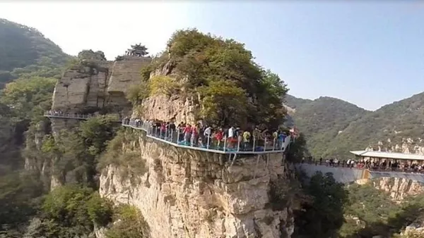 玻璃棧道橋出現裂縫 - 俄羅斯衛星通訊社