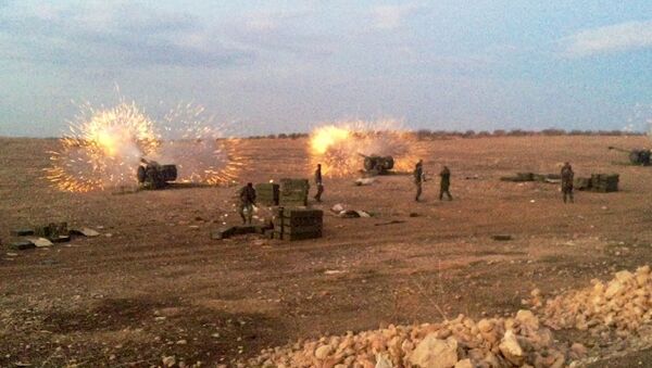 Сирийская артиллерия против боевиков ИГ на севере провинции Хама - 俄羅斯衛星通訊社