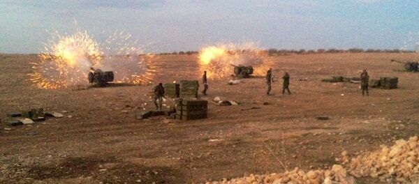 Сирийская артиллерия против боевиков ИГ на севере провинции Хама - 俄羅斯衛星通訊社