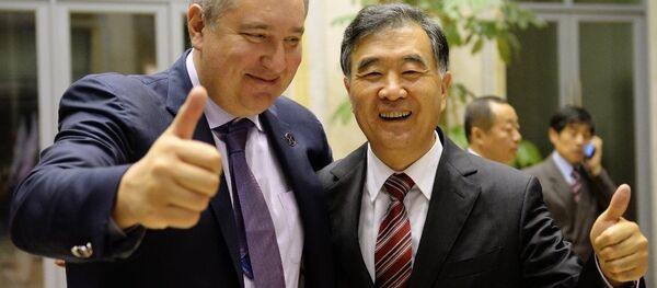 中国副总理汪洋获赠YotaPhone - 俄罗斯卫星通讯社