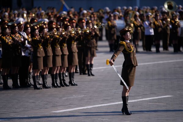 此为朝鲜历史上最大规模阅兵，参与官兵人数达2万人左右 - 俄罗斯卫星通讯社