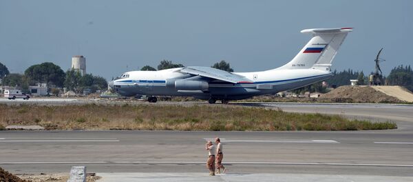 俄伊尔-76向赫梅米姆空军基地运送17吨人道主义援助 - 俄罗斯卫星通讯社