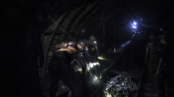 中國搜救者在意外發生後36天從坍塌礦井下救出四名生還礦工 - 俄羅斯衛星通訊社