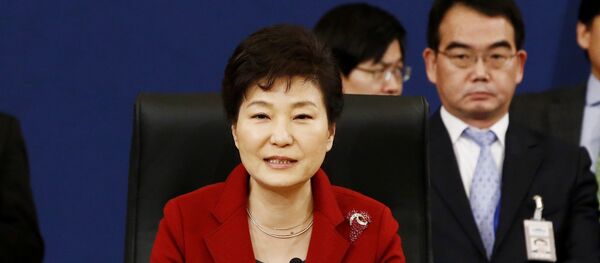 媒体：因腐败丑闻 韩国总统支持率创新低至4% - 俄罗斯卫星通讯社