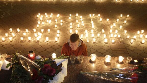 辛菲罗波尔民众用鲜花和蜡烛悼念空客A321遇难者。 - 俄罗斯卫星通讯社