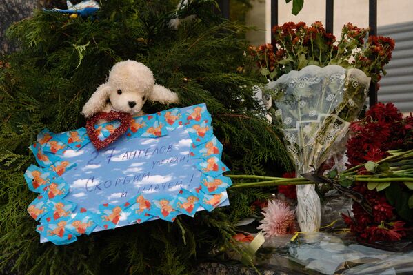 俄罗斯驻基辅大使馆门前的鲜花 - 俄罗斯卫星通讯社