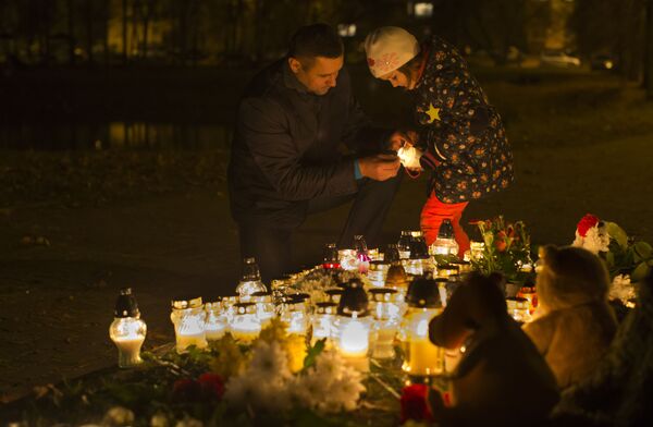 俄罗斯驻立陶宛大使馆门前的鲜花 - 俄罗斯卫星通讯社