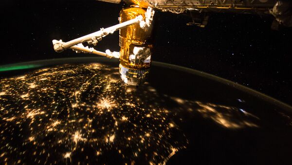 МКС на фоне ночной Земли - 俄罗斯卫星通讯社
