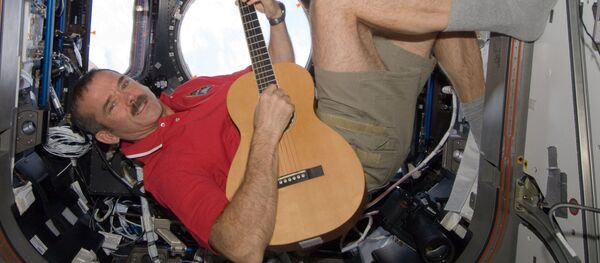 Астронавт Кристофер Остин Хэдфилд играет на гитаре в модуле МКС Купол - 俄羅斯衛星通訊社