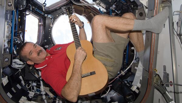 Астронавт Кристофер Остин Хэдфилд играет на гитаре в модуле МКС Купол - 俄罗斯卫星通讯社