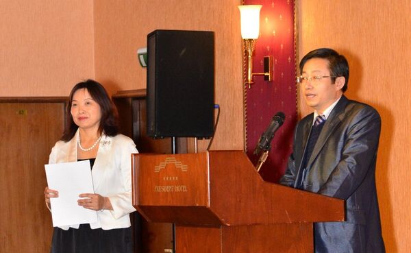 世界反法西斯战争胜利70周年纪念茶饼赠送活动发起人中国企业家高先中 - 俄罗斯卫星通讯社