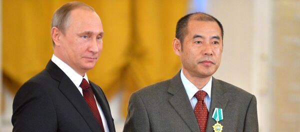 俄羅斯總統普京今天在克里姆林宮為中國首都師範大學外國語學院北京斯拉夫研究中心主人劉文飛頒獎 俄羅斯總統普京今天在克里姆林宮為中國首都師範大學外國語學院北京斯拉夫研究中心主人劉文飛頒獎 - 俄羅斯衛星通訊社