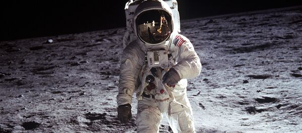 Астронавты Нил Армстронг и Эдвин Олдрин в книге рекордов Гиннеса, как первые люди на Луне Астронавты Нил Армстронг и Эдвин Олдрин в книге рекордов Гиннеса, как первые люди на Луне - 俄罗斯卫星通讯社