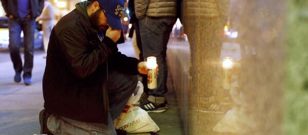 在法國大使館旁的悼念慘劇的鮮花和蠟燭 - 俄羅斯衛星通訊社