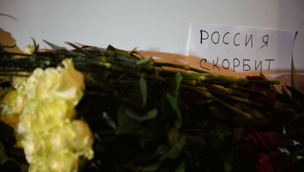在法國大使館旁的悼念慘劇的鮮花和蠟燭 - 俄羅斯衛星通訊社