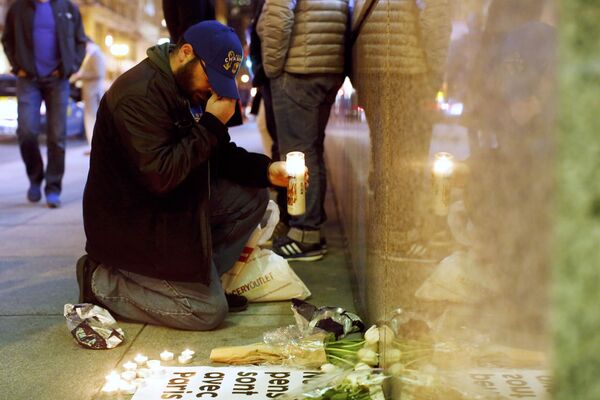 在法国大使馆旁的悼念惨剧的鲜花和蜡烛 - 俄罗斯卫星通讯社