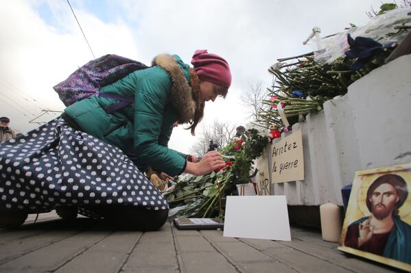 在法国大使馆旁的悼念惨剧的鲜花和蜡烛 - 俄罗斯卫星通讯社