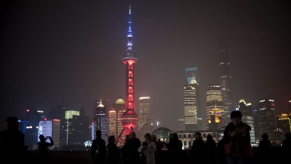 上海电视塔亮起法国蓝白红三色旗颜色 - 俄罗斯卫星通讯社