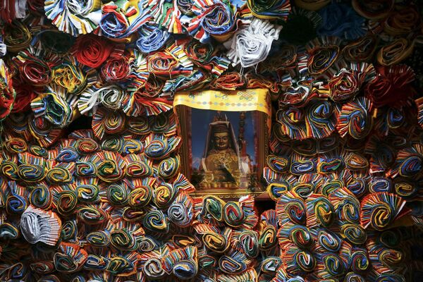 在拉萨商店中的西藏祈祷旗和佛的形象 - 俄罗斯卫星通讯社