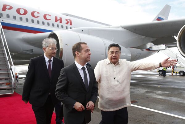 俄罗斯总理德米特里·梅德韦杰夫在马尼拉机场受到热烈欢迎 - 俄罗斯卫星通讯社