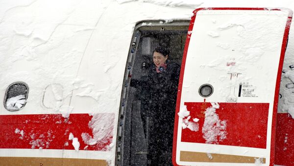 Стюардесса в самолете во время снегопада в Пекине - 俄罗斯卫星通讯社