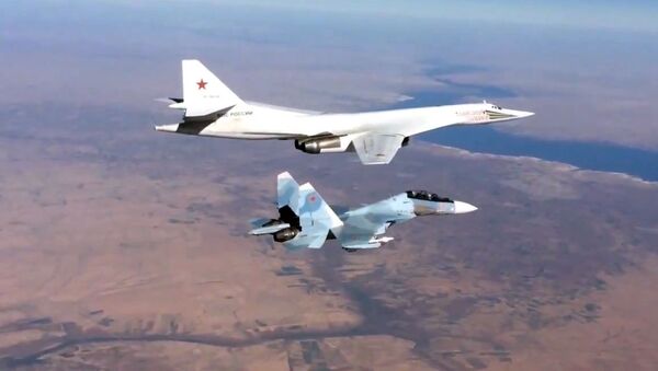 蘇-30SM戰機在敘利亞上空為圖-160戰略轟炸機護航。 - 俄羅斯衛星通訊社