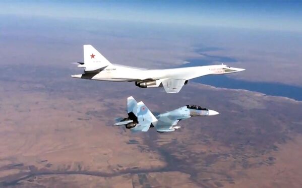 苏-30SM战机在叙利亚上空为图-160战略轰炸机护航。 - 俄罗斯卫星通讯社