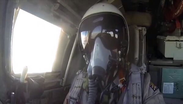 正在對敘利亞境內“伊斯蘭國”設施進行空襲的俄空天部隊飛行員。 - 俄羅斯衛星通訊社