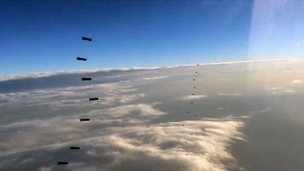 俄戰機發射非制導炸彈對敘利亞境內“伊斯蘭國”設施進行空襲。 - 俄羅斯衛星通訊社