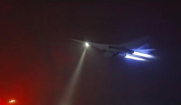 俄空天部隊一架圖-160戰略轟炸機正在敘利亞境內執行空襲任務。 - 俄羅斯衛星通訊社