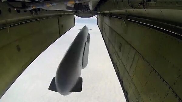 俄图-95战略轰炸机向叙利亚境内“伊斯兰国”设施发射Kh-555巡航导弹。 - 俄罗斯卫星通讯社
