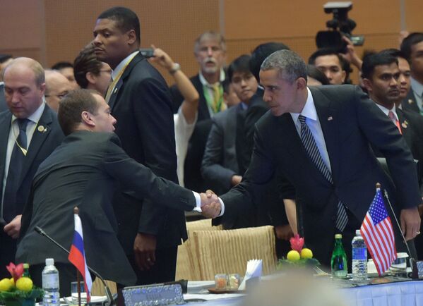 俄罗斯总理与美国总统在上周六的第十届东亚峰会会议前相互致意。 - 俄罗斯卫星通讯社