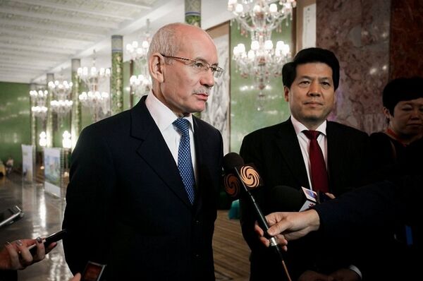 巴什科爾托斯坦共和國首腦魯斯泰姆·哈米托夫與中國駐俄大使李輝 - 俄羅斯衛星通訊社