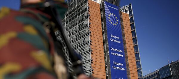 Бельгийский военнослужащий около штаб-квартиры Еврокомиссии в Брюсселе - 俄罗斯卫星通讯社