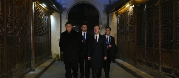 梅德韦杰夫和习近平沿乌镇散步 - 俄罗斯卫星通讯社