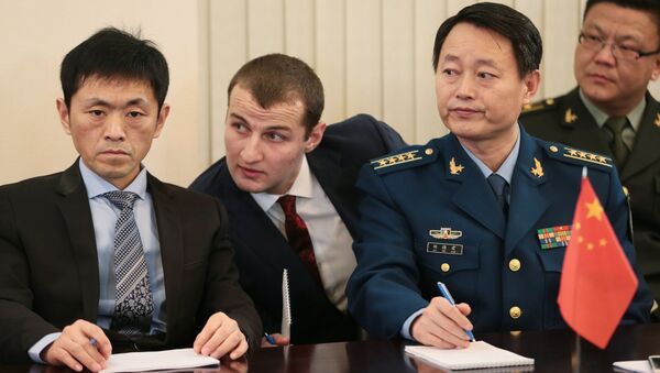 中印代表在俄国防部新闻发布会上观摩苏-24飞机黑匣子拆解 - 俄罗斯卫星通讯社
